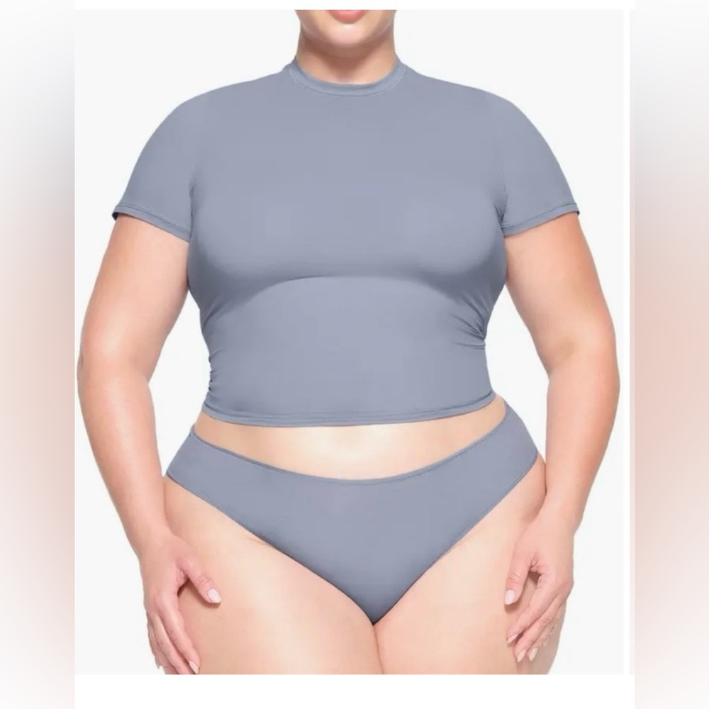 Skims fits everybody tshirt in the colour slate